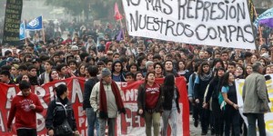 Más de 100 mil estudiantes repudian en las calles de Chile la violencia policial y exigen acelerar la reforma educativa