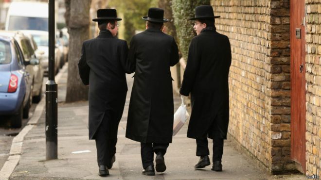 Comunidad judía prohíbe en Reino Unido a las mujeres manejar para llevar a sus hijos a la escuela