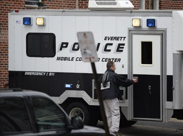 Fuerza antiterrorista del FBI mata en Boston a un hombre armado con un cuchillo militar
