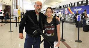 Llega con un fusil cargado a un aeropuerto de EE.UU. para recibir a su hija