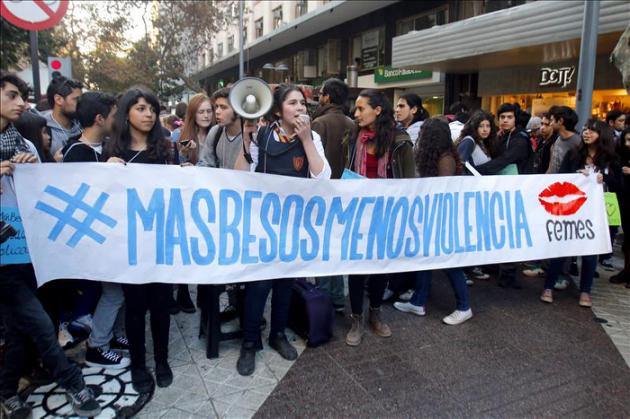 Estudiantes chilenos realizan "besatón" en contra de la violencia