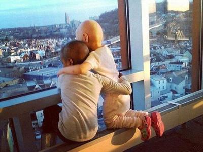 El conmovedor abrazo de dos niñas con cáncer