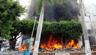 Maestros incendian sedes de partidos en México en violentas protestas por la "farsa" de las elecciones