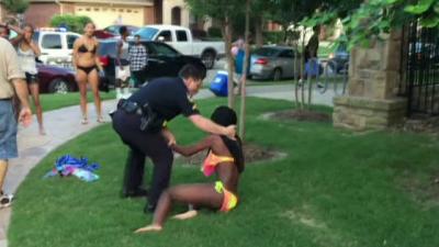 Conmoción en EE.UU. por video de policía blanco usando fuerza excesiva contra jóvenes negros