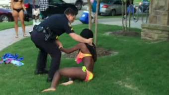 Renuncia policía en Texas que sometió a la fuerza a joven negra