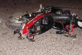 Ómnibus hace volar por los aires a dos motociclistas; uno murió