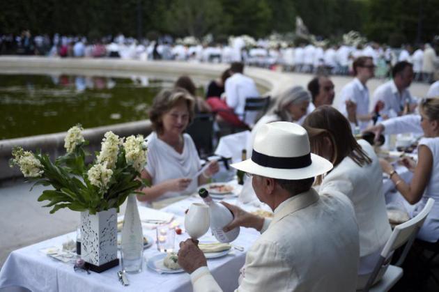 Miles de personas vestidas de blanco organizan un 'picnic chic' en París