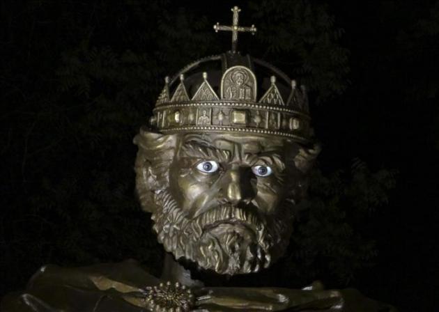 Burlas y debate por la mirada iluminada de la estatua de un zar búlgaro