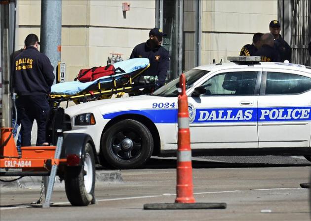 Irrumpen a tiros en la comisaría de policía de Dallas