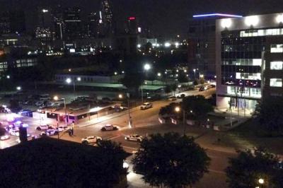Francotiradores de la policía matan al hombre que protagonizó ataque armado contra cuartel general de la policía en Dallas
