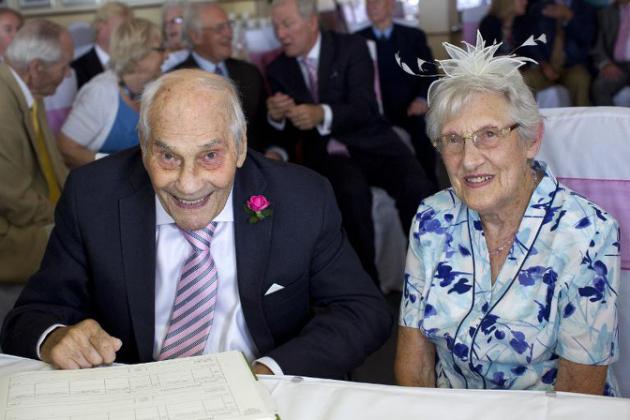 Un hombre de 103 años y una mujer de 91 se casan en Inglaterra