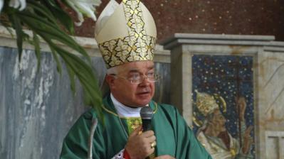 Primer obispo juzgado por pederastia