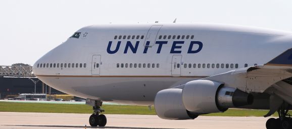 Furia de pasajeros de un vuelo de United Airlines que debieron pasar 24 horas en un cuartel