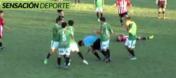 Futbolista argentino noquea a un árbitro tras ser amonestado