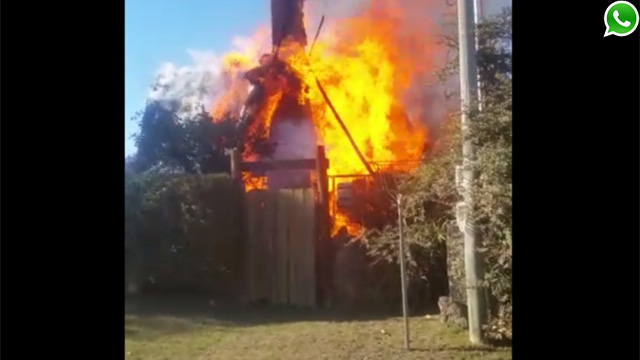 Incendio en casa de Shangrilá: evacúan viviendas