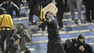 Sancionaron a policías que arrojaron asientos contra barrabravas en el Estadio Centenario