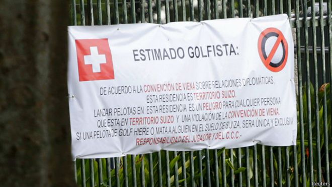 Pelotas de golf que caen en "territorio suizo" desatan polémica en Caracas