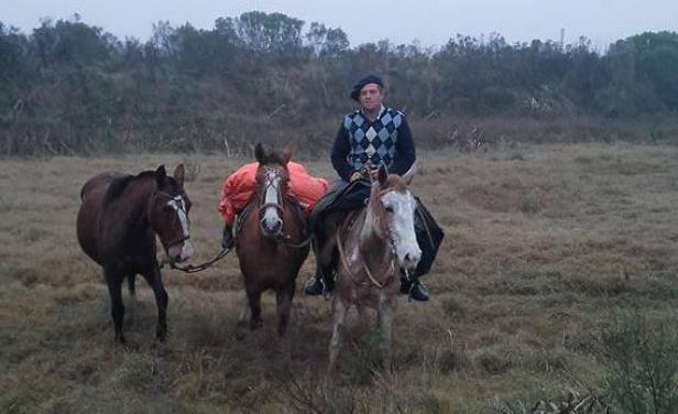 Joven uruguayo cruzó todo el país a caballo para recibir su título