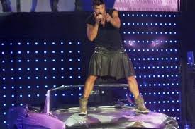 Ricky Martin criticado por usar falda en un concierto en la Ciudad de México