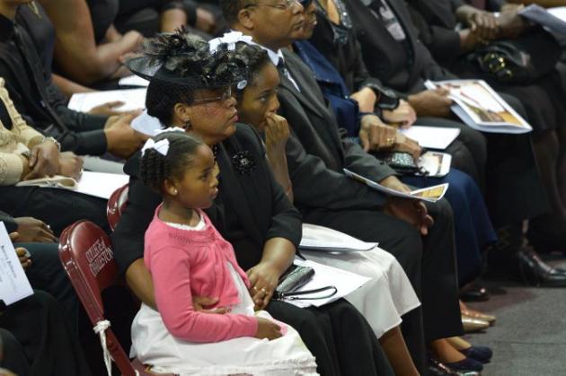 Obama rinde vibrante homenaje al pastor negro abatido en la masacre de Charleston