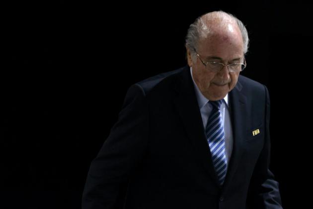 Blatter juega con las palabras y niega haber dimitido