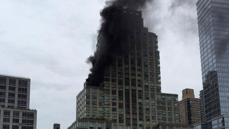 Se incendia un rascacielos en Nueva York