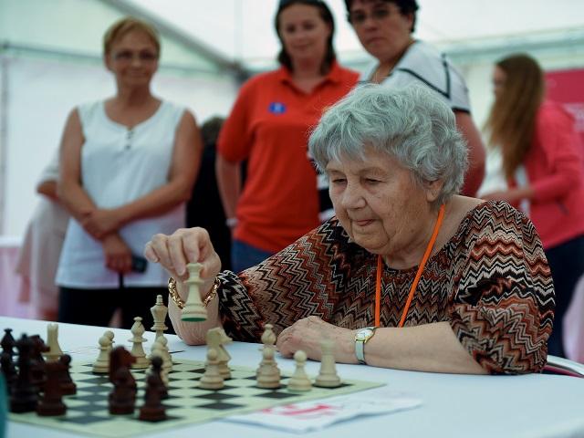 Mujer de 87 años bate récord con 13.600 juegos simultáneos de ajedrez
