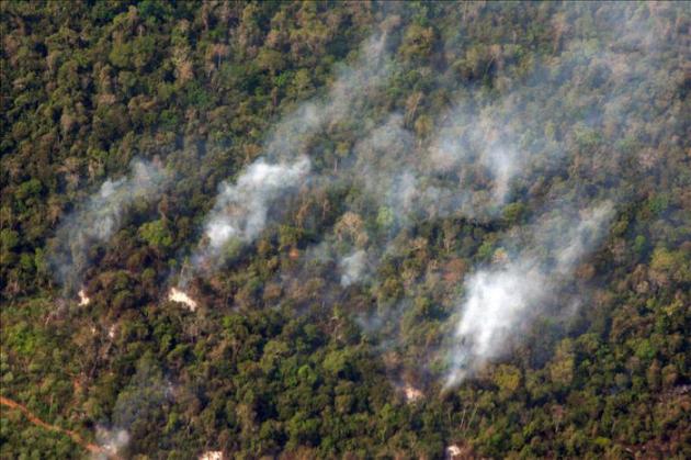 Incendio forestal destruye casas y edificios en Washington