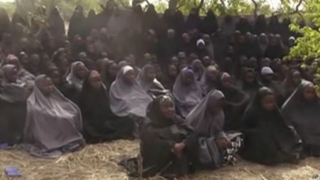 Niñas secuestradas en escuela en Nigeria son "obligadas a matar en nombre de Boko Haram"