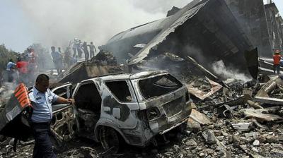 Al menos 100 muertos al caer un avión en Indonesia