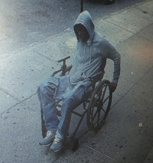 Hombre en silla de ruedas roba banco en Nueva York y escapa