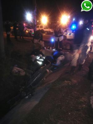 Mujer salió despedida, cayó en cuneta y sobre ella la moto tras choque con taxi en Camino Mendoza
