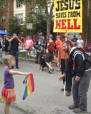 La niña que desafió a un predicador "homófobo" con una bandera del arcoíris