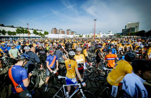 El Tour de Francia comienza en Holanda con emoción y mucho calor