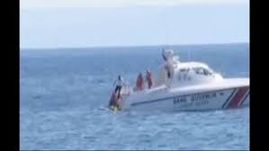 Los guardacostas turcos rescatan a una bebé en el Mar Egeo