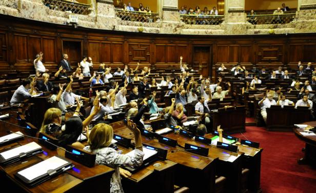 Legisladores uruguayos tendrán que pasear menos: La tijera de Tabaré Vázquez llega también al Parlamento