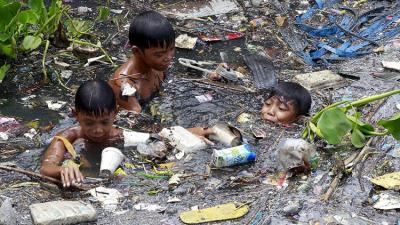 Niños filipinos hurgan en ríos de basura para sobrevivir