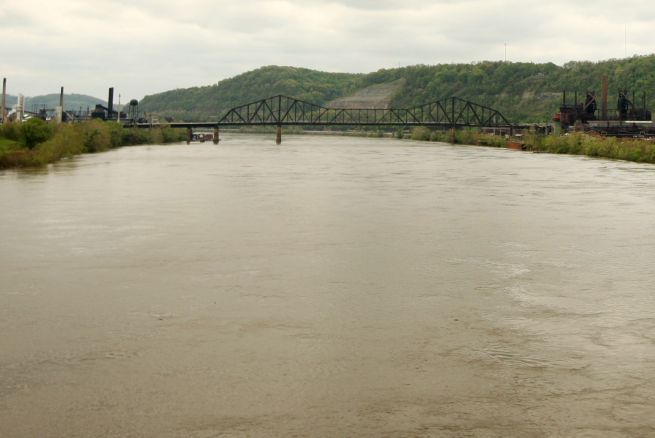 Tres muertos y tres desaparecidos al volcarse un barco en el río Ohio