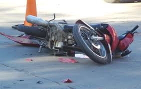 Joven motocilista muere y acompañante grave al ser embestidos por ómnibus en Belvedere