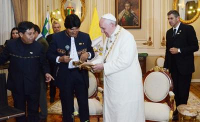 Evo Morales le regaló un "crucifijo comunista" al papa Francisco