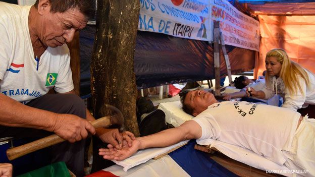 Paraguayos se crucifican para llamar la atención del Papa Francisco