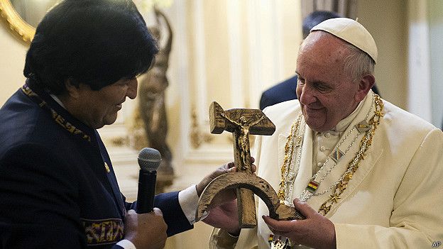 La historia detrás del "crucifijo comunista" que Evo Morales le regaló al papa Francisco