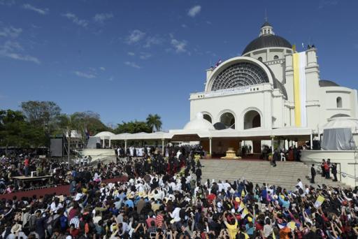 El papa ofició misa ante un millón de fieles en santuario de Paraguay