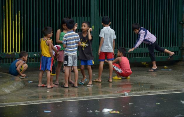 Centenares de colegiales filipinos hospitalizados tras comer caramelos en mal estado