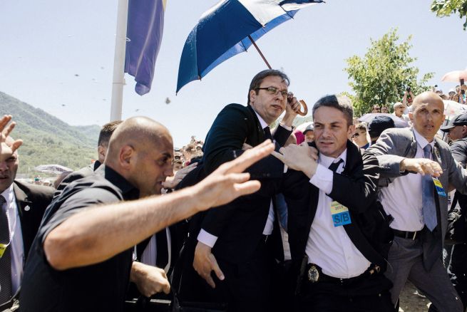 Atacan a pedradas a primer ministro serbio; tuvo que salir corriendo rodeado por sus guardaespaldas