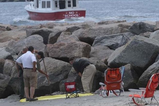 ¿Le tiraron una granada?: Una mujer herida por una explosión de origen desconocido en una playa de Rhode Island