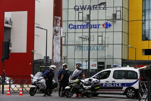 18 evacuados de un centro comercial de París tomado por tres hombres armados