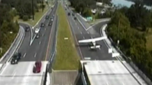El impresionante aterrizaje de una avioneta en una carretera de EE.UU.