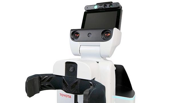 Toyota lanza un robot que cuida a personas dependientes