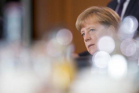 Internet se mofa de Merkel por su reacción ante las lágrimas de una niña refugiada
